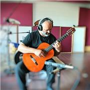 Profesor superior de guitarra, Grammy 2007 al mejor disco de Música Clásica, 25 años de experiencia lectiva